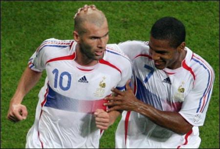 Florent malouda qui félicite Zidane après son penalty réussi contre le Portugal.